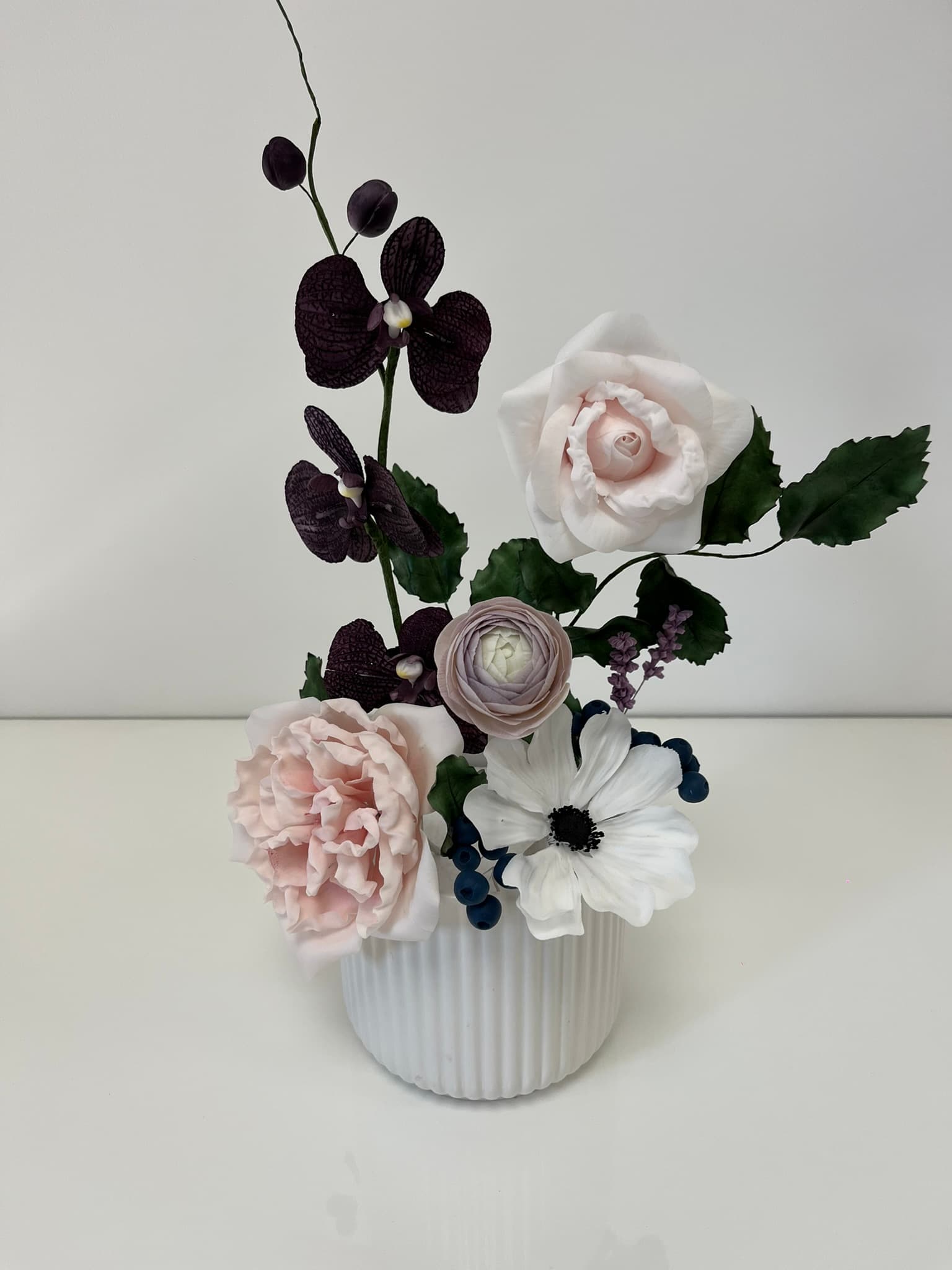 Bouquet de fleurs en sucre réalisées à la main : roses, orchidées, anémone, cake design Montauban