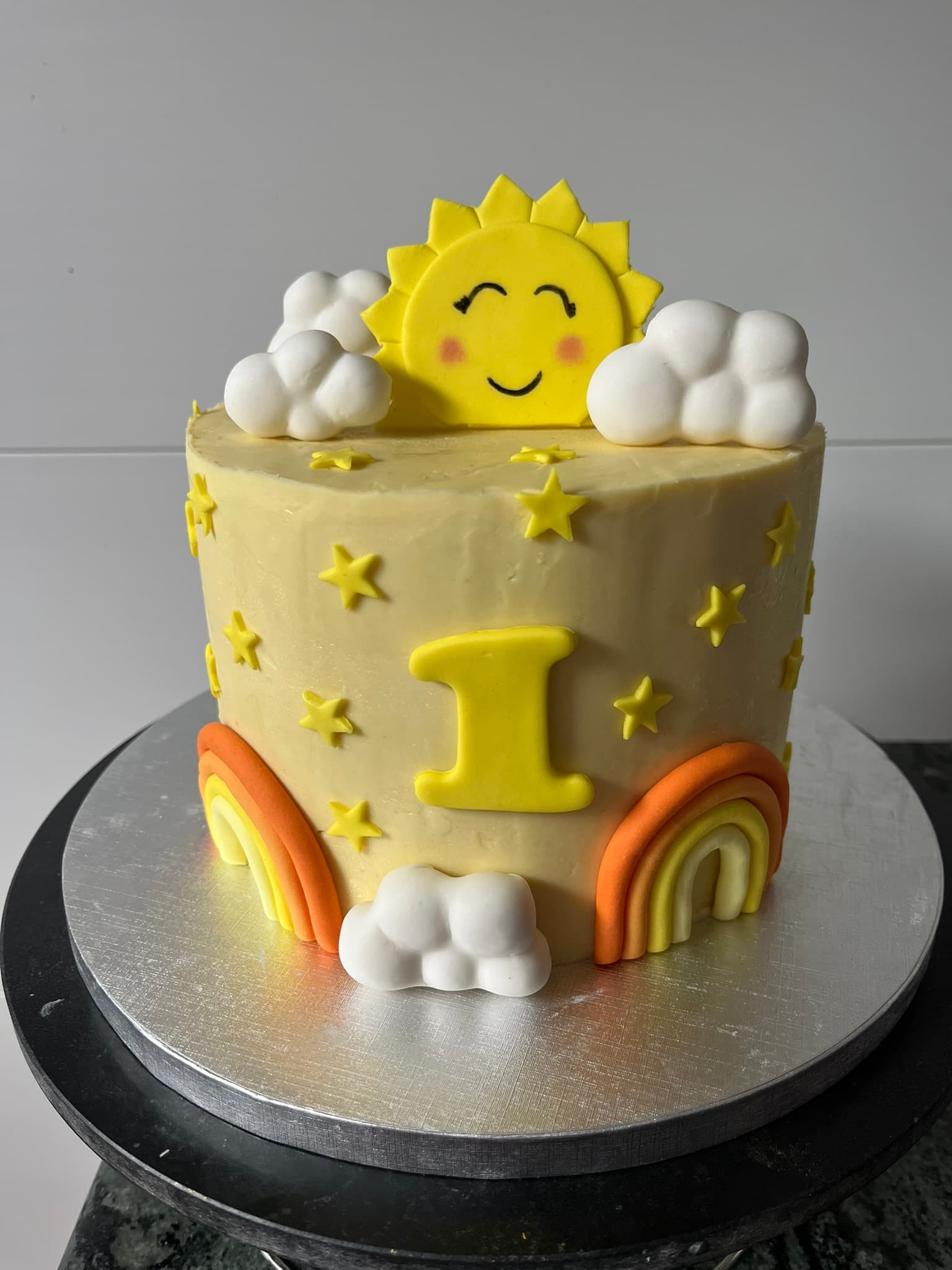 Gâteau premier anniversaire jaune avec soleil, nuages et arcs-en-ciel en pâte à sucre, Montauban