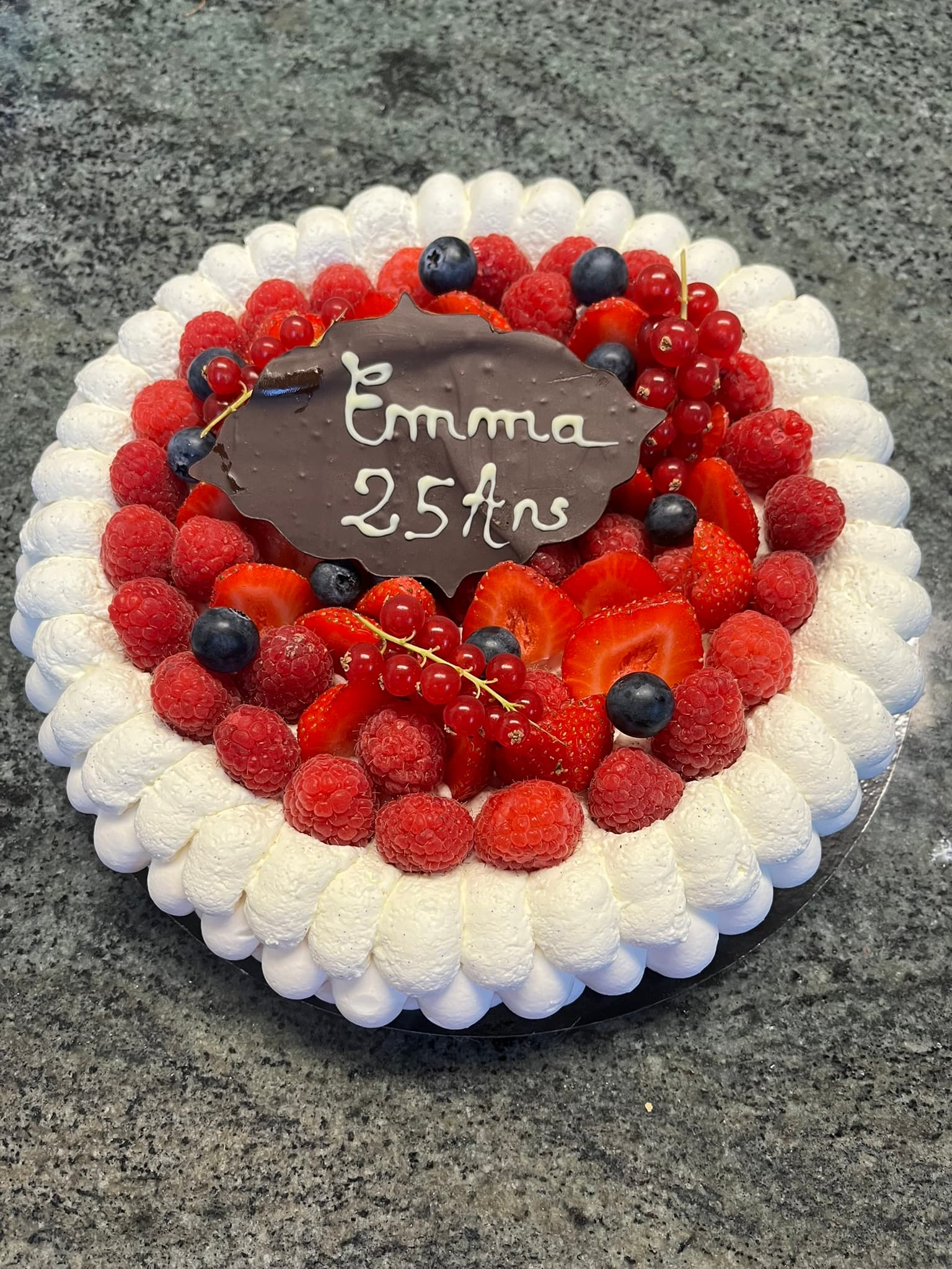 Gâteau d'anniversaire chantilly vanille, fraises, framboises, myrtilles et plaque chocolat, Montauban