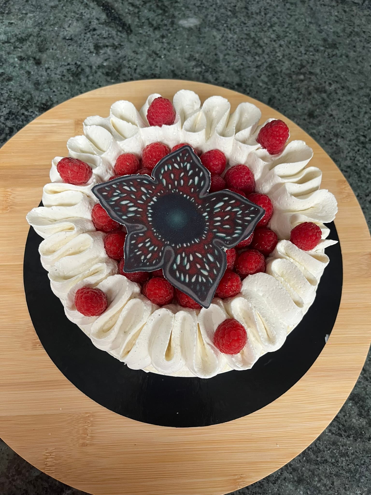 Gâteau d'anniversaire thème Stranger Things avec framboises et chantilly vanille, Montauban