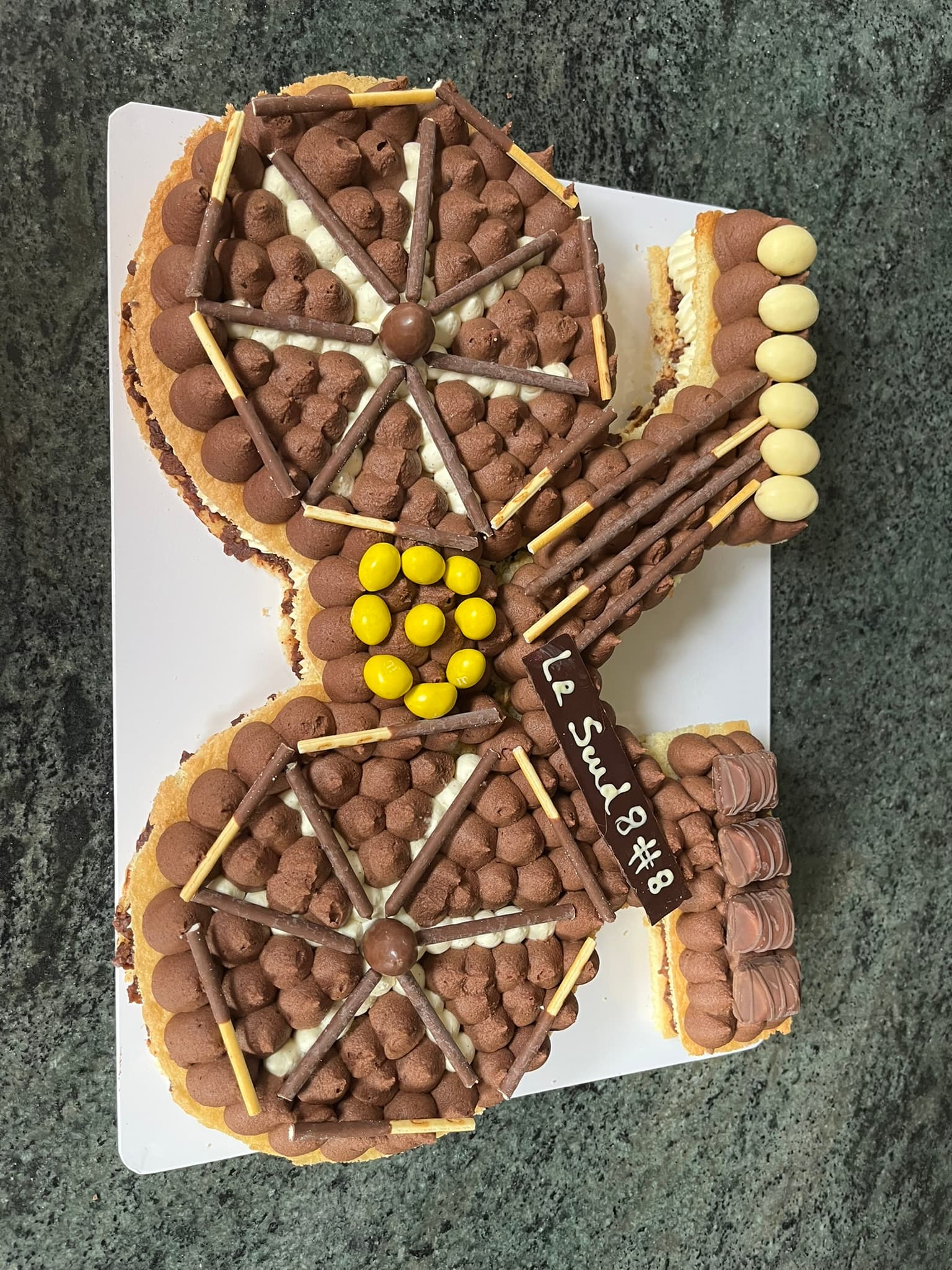Gâteau d'anniversaire en forme de vélo, ganache chocolat, mikados et M&M's, Montauban