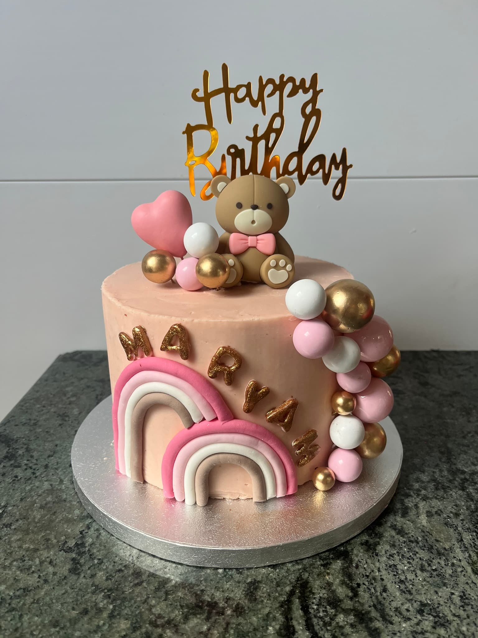 Layer cake rose avec ourson en pâte à sucre et prénom doré, anniversaire bébé fille Montauban
