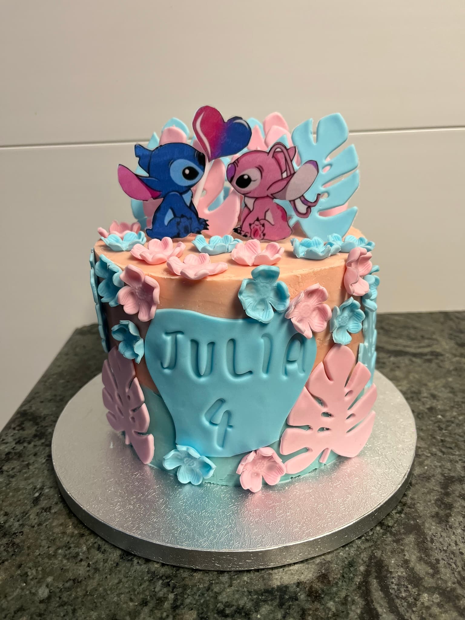 Layer cake thème Stitch et Angel rose et bleu avec fleurs tropicales, anniversaire enfant Montauban