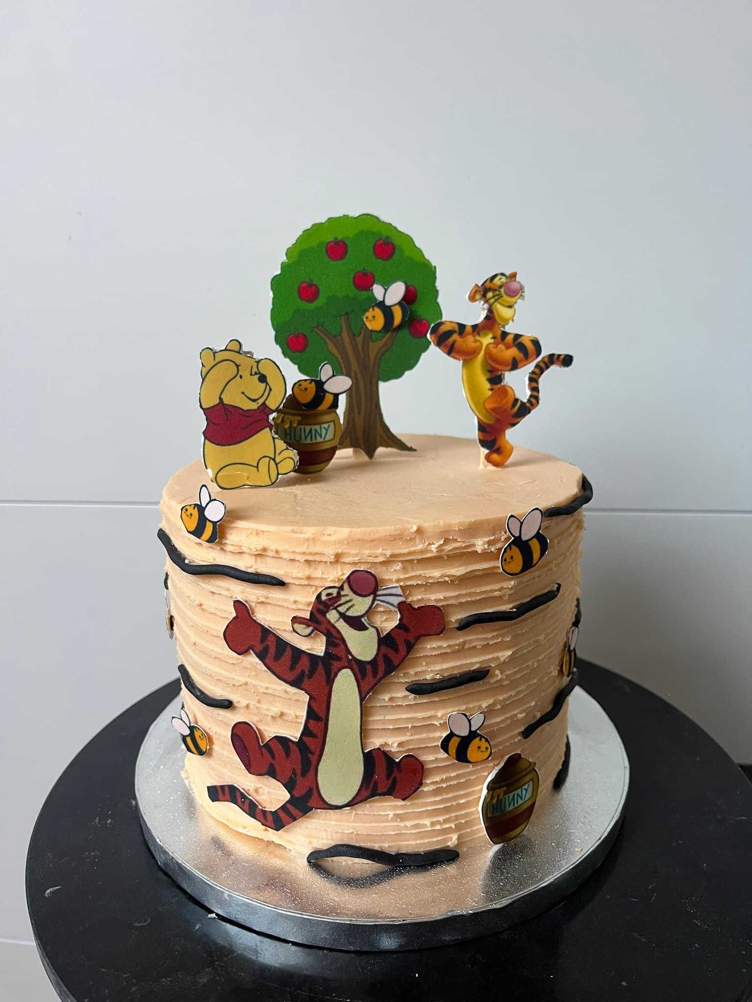 Layer cake Winnie l'Ourson et Tigrou avec abeilles et pot de miel, anniversaire enfant Montauban