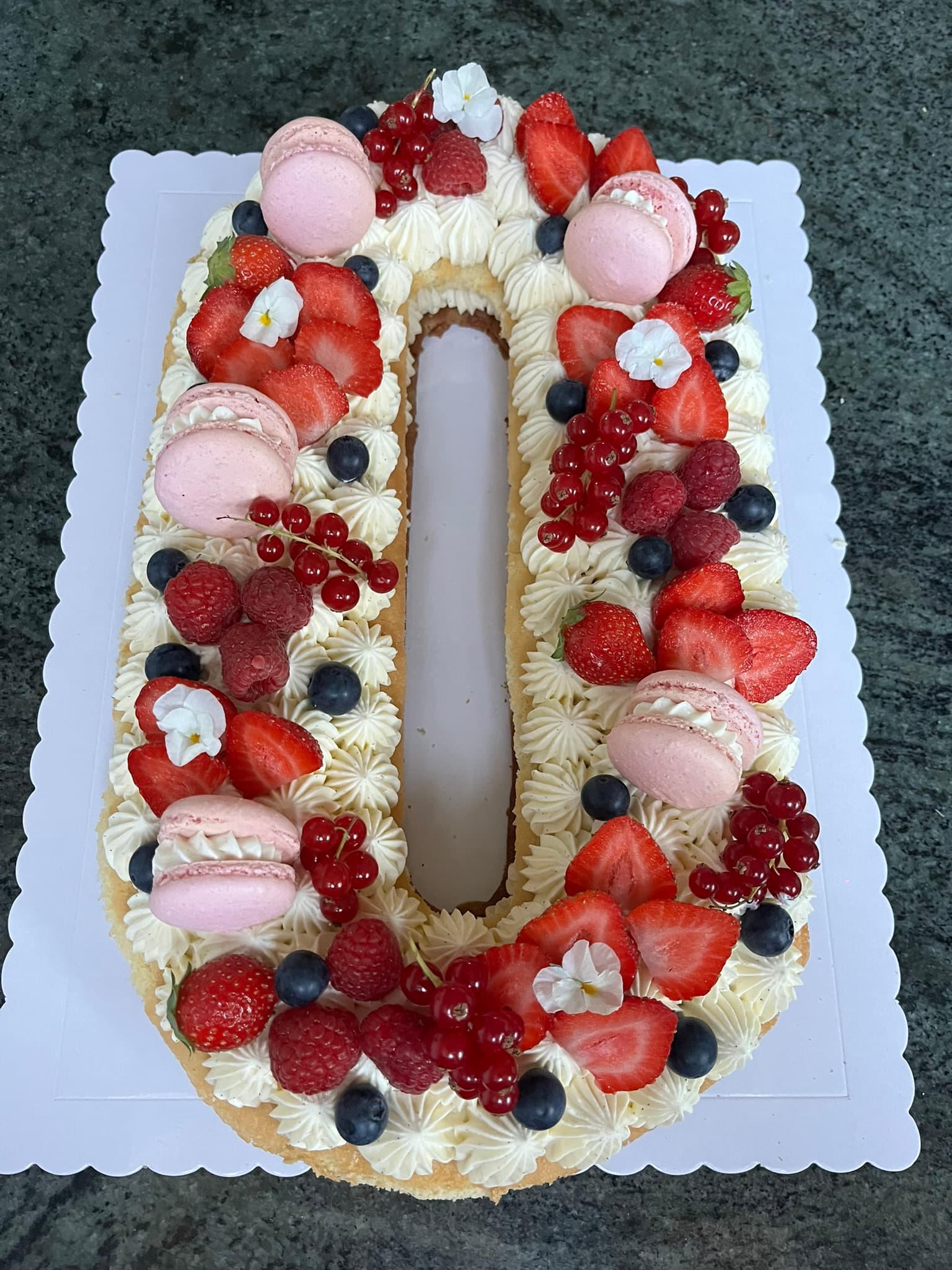Number cake fruits rouges : fraises, framboises, myrtilles, groseilles et macarons, Montauban
