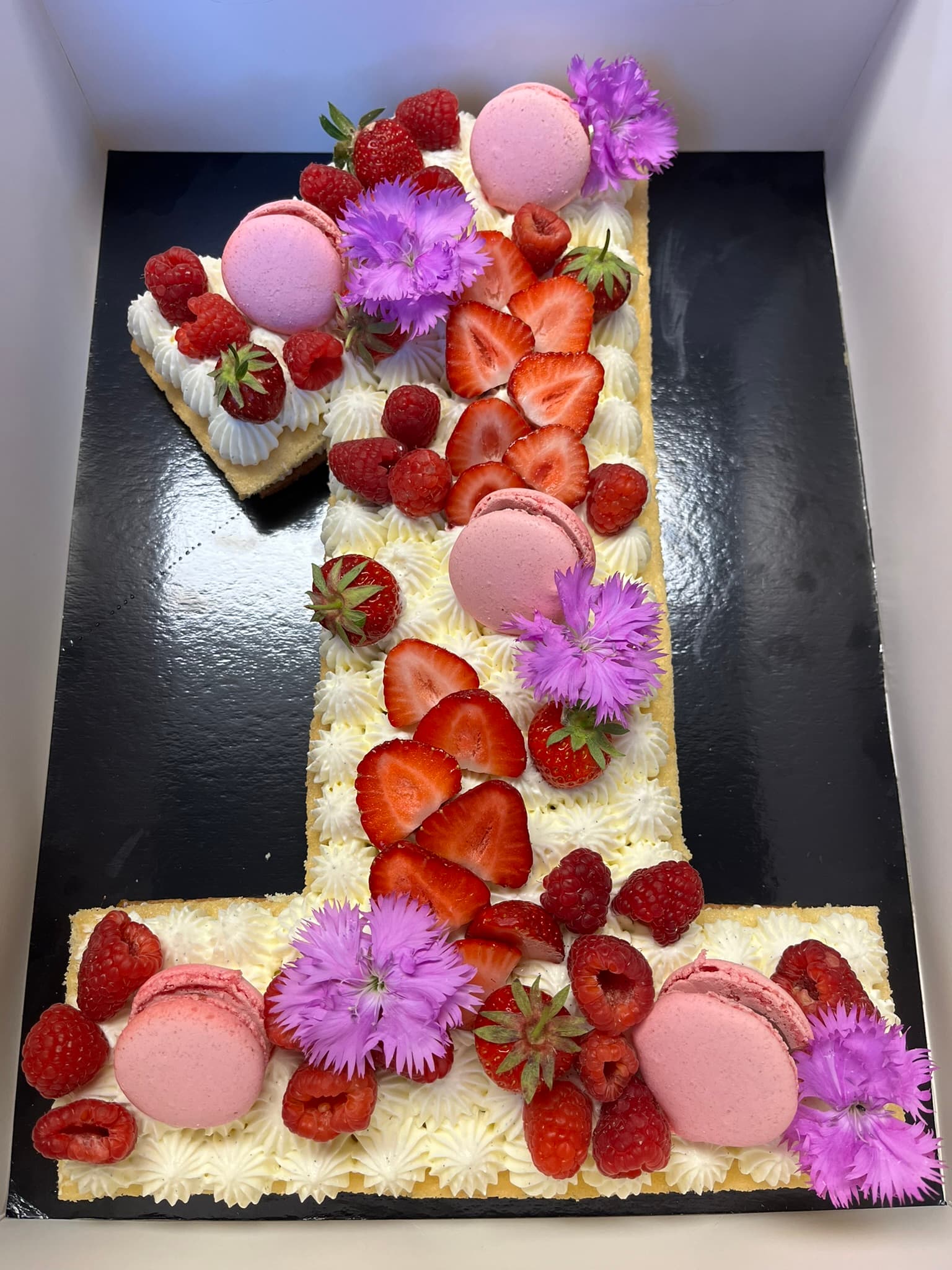 Number cake 1 an fraises, framboises, macarons et fleurs comestibles violettes, Montauban