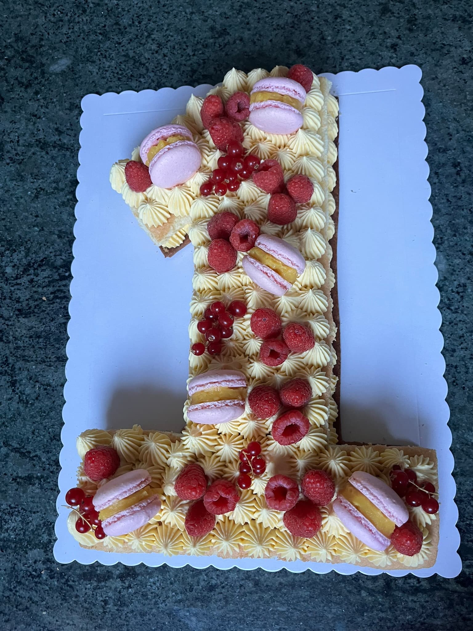 Number cake 1 an crème vanille, framboises, groseilles et macarons, premier anniversaire Montauban