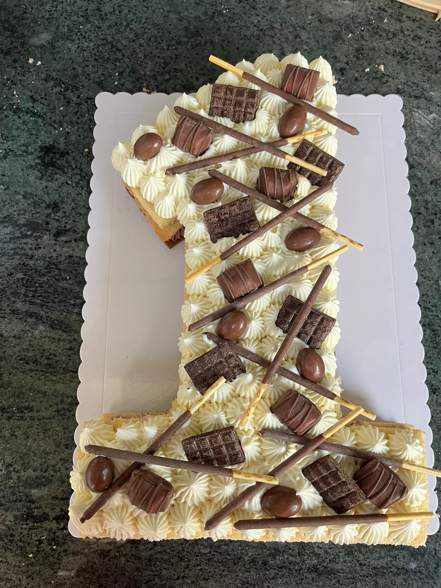 Number cake chocolat avec Kinder Bueno, mikados et mini tablettes, anniversaire Montauban