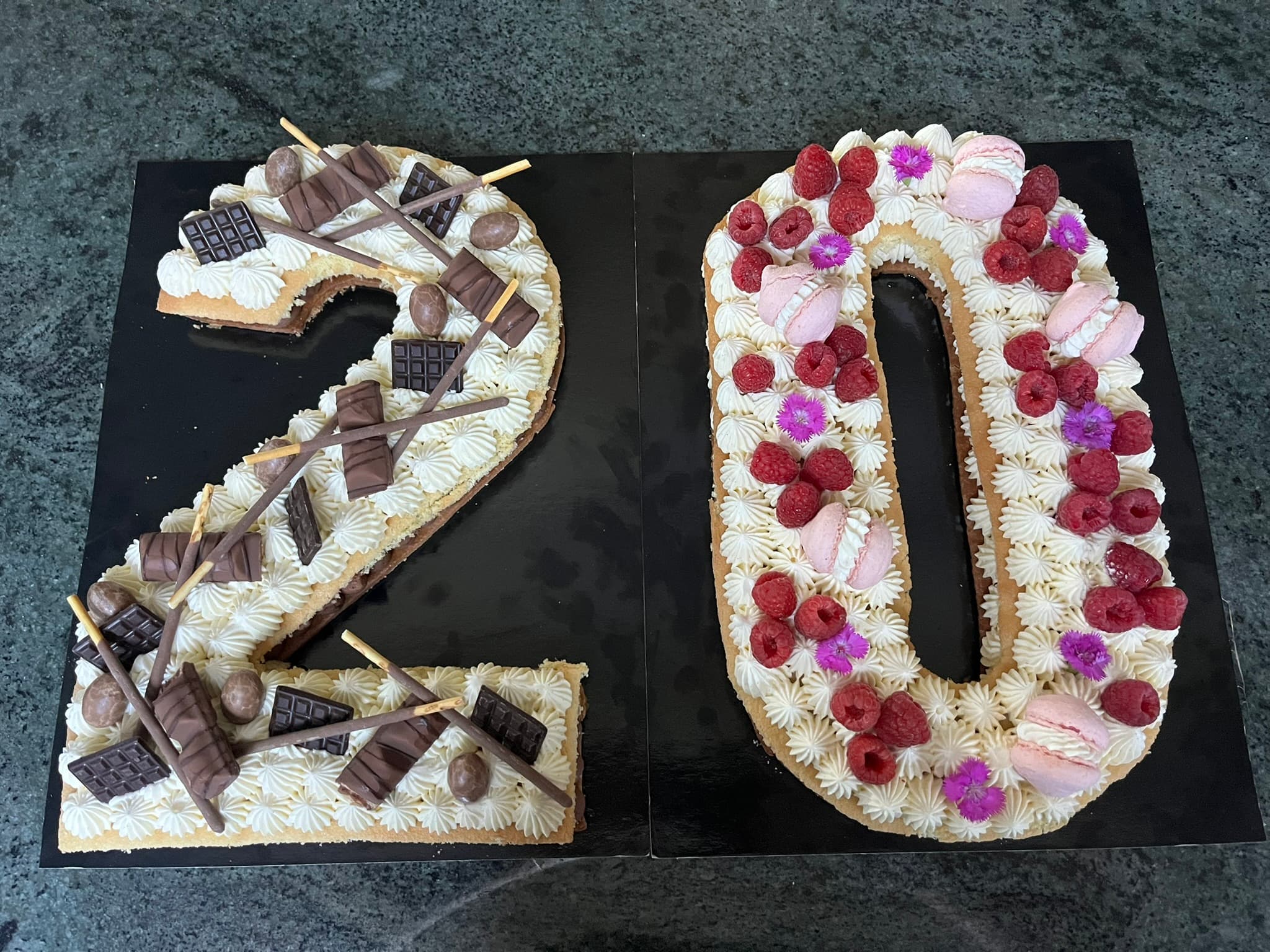 Number cake 20 ans duo chocolat Kinder et framboises macarons fleurs, anniversaire Montauban