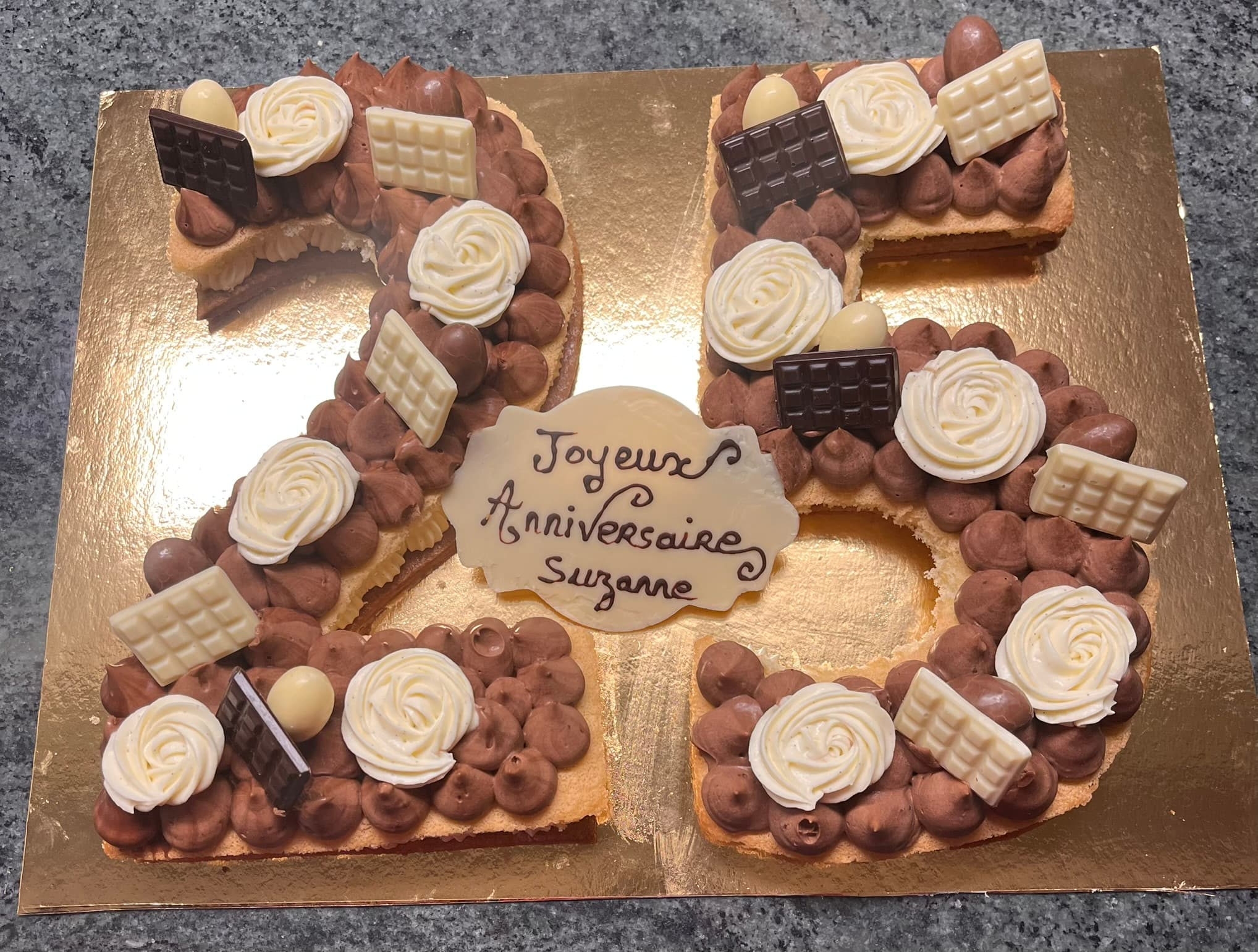 Number cake 25 ans au chocolat avec roses de chantilly et mini tablettes, anniversaire Montauban