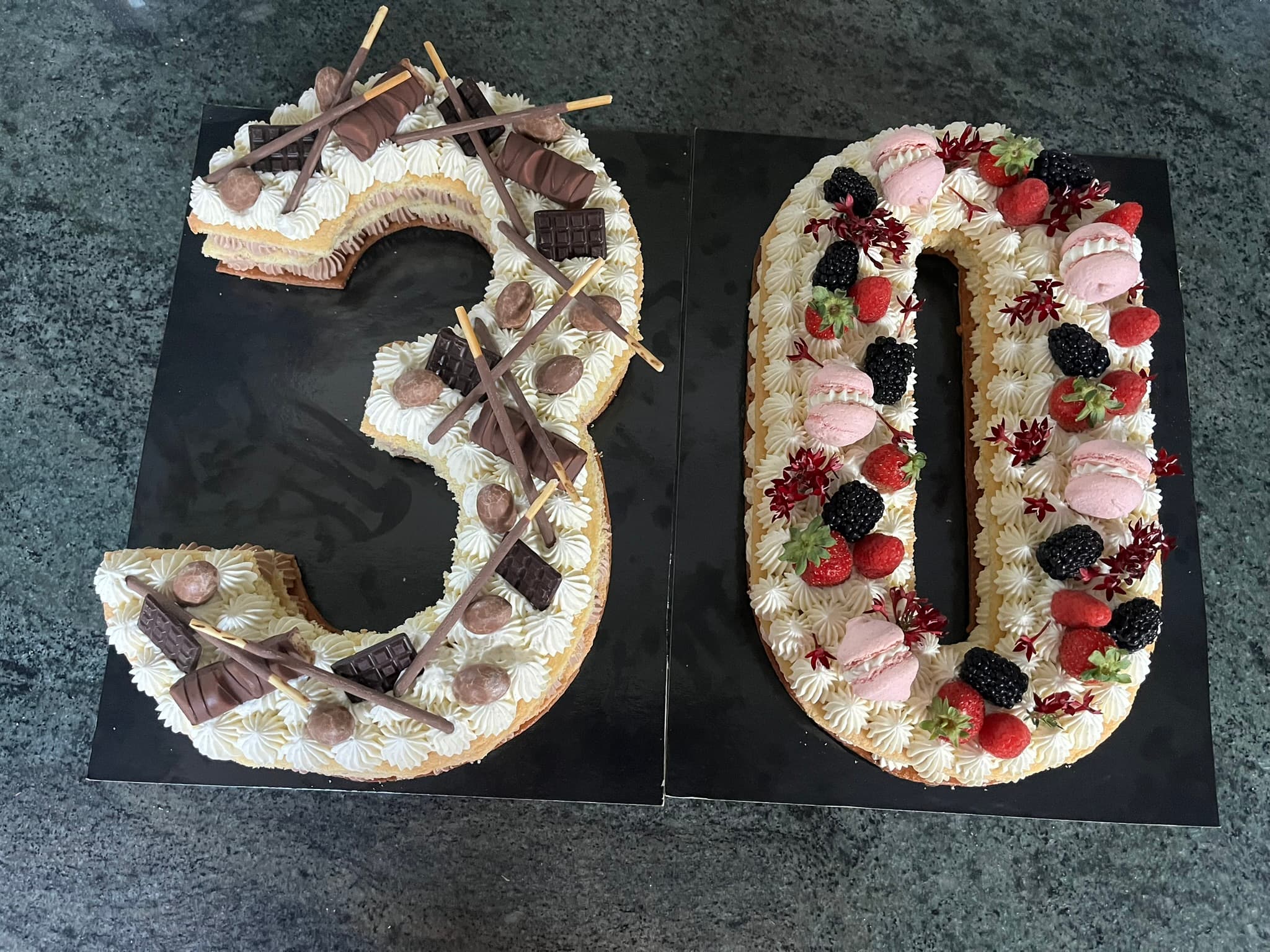 Number cake 30 ans duo : chiffre chocolat Kinder et chiffre fruits rouges macarons, Montauban