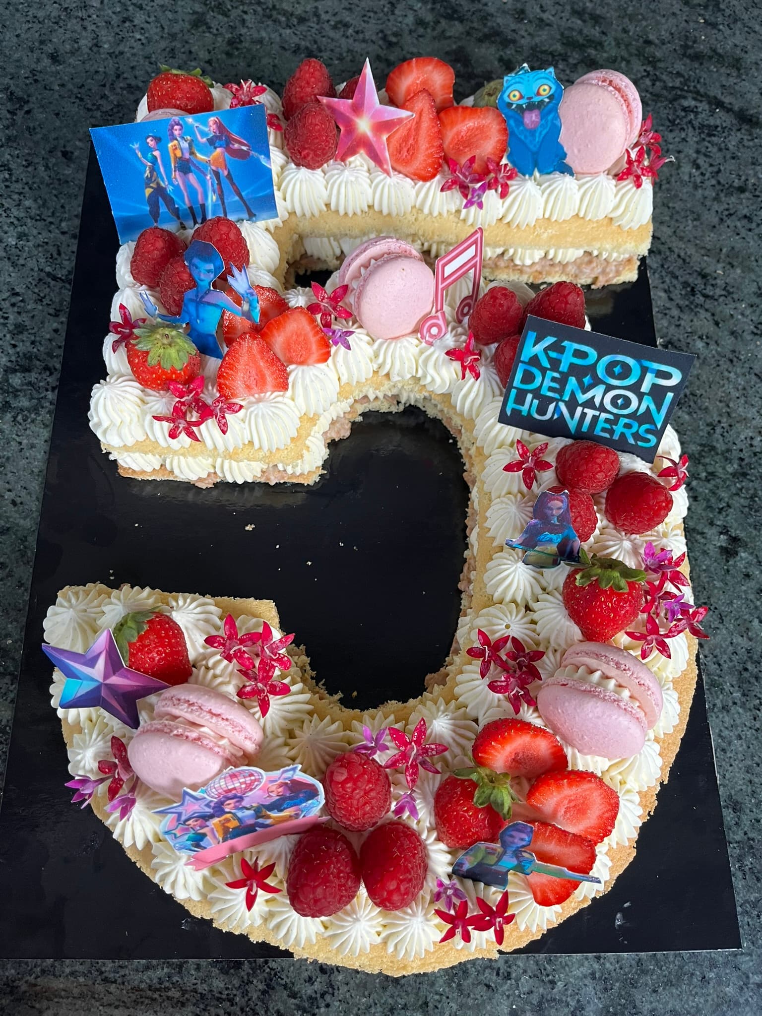 Number cake 5 ans thème K-Pop avec fraises, framboises et macarons, anniversaire enfant Montauban