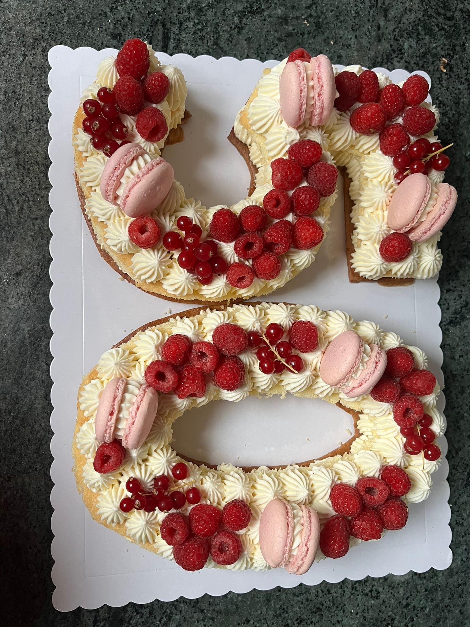 Number cake fruits rouges avec framboises, groseilles et macarons roses, anniversaire Montauban
