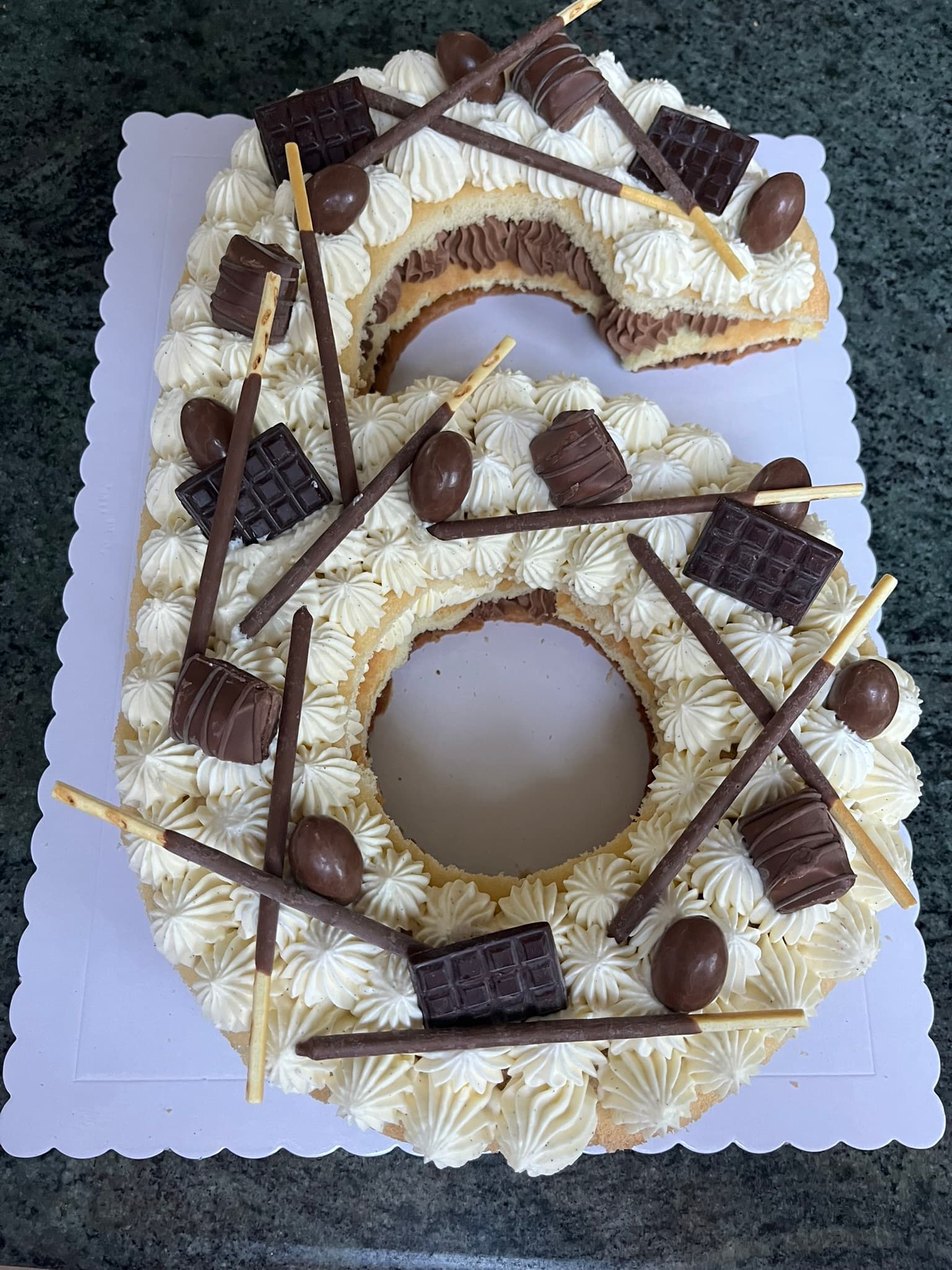 Number cake 6 ans vanille et chocolat avec Kinder, mikado et mini tablettes, anniversaire Montauban