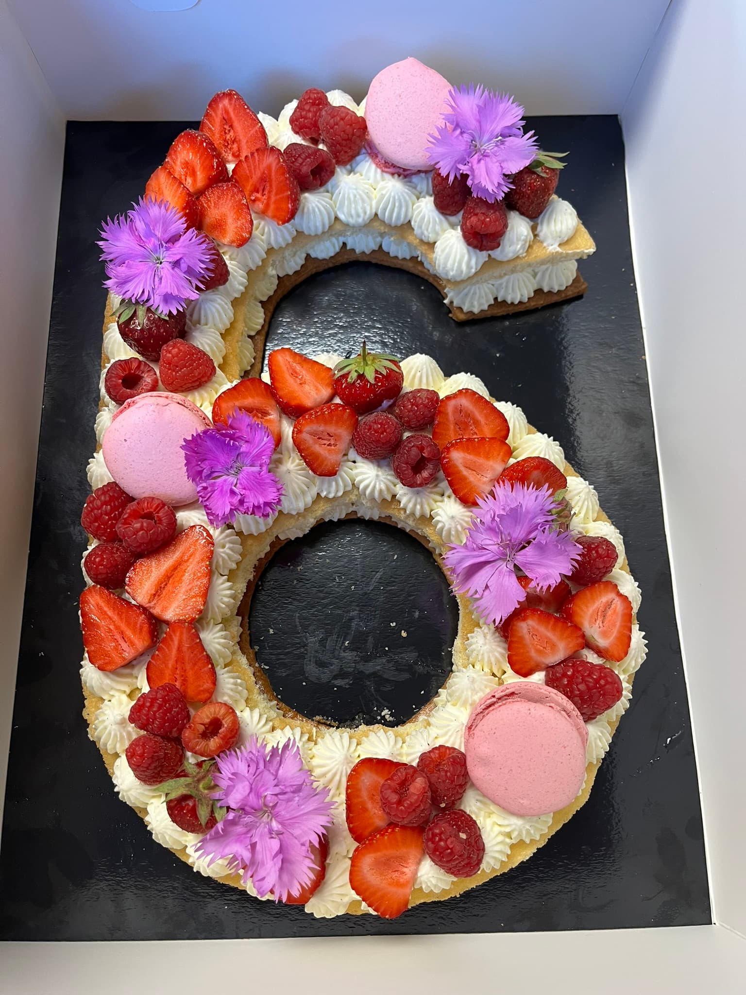Number cake 6 ans fruits rouges, macarons roses et fleurs comestibles, anniversaire enfant Montauban