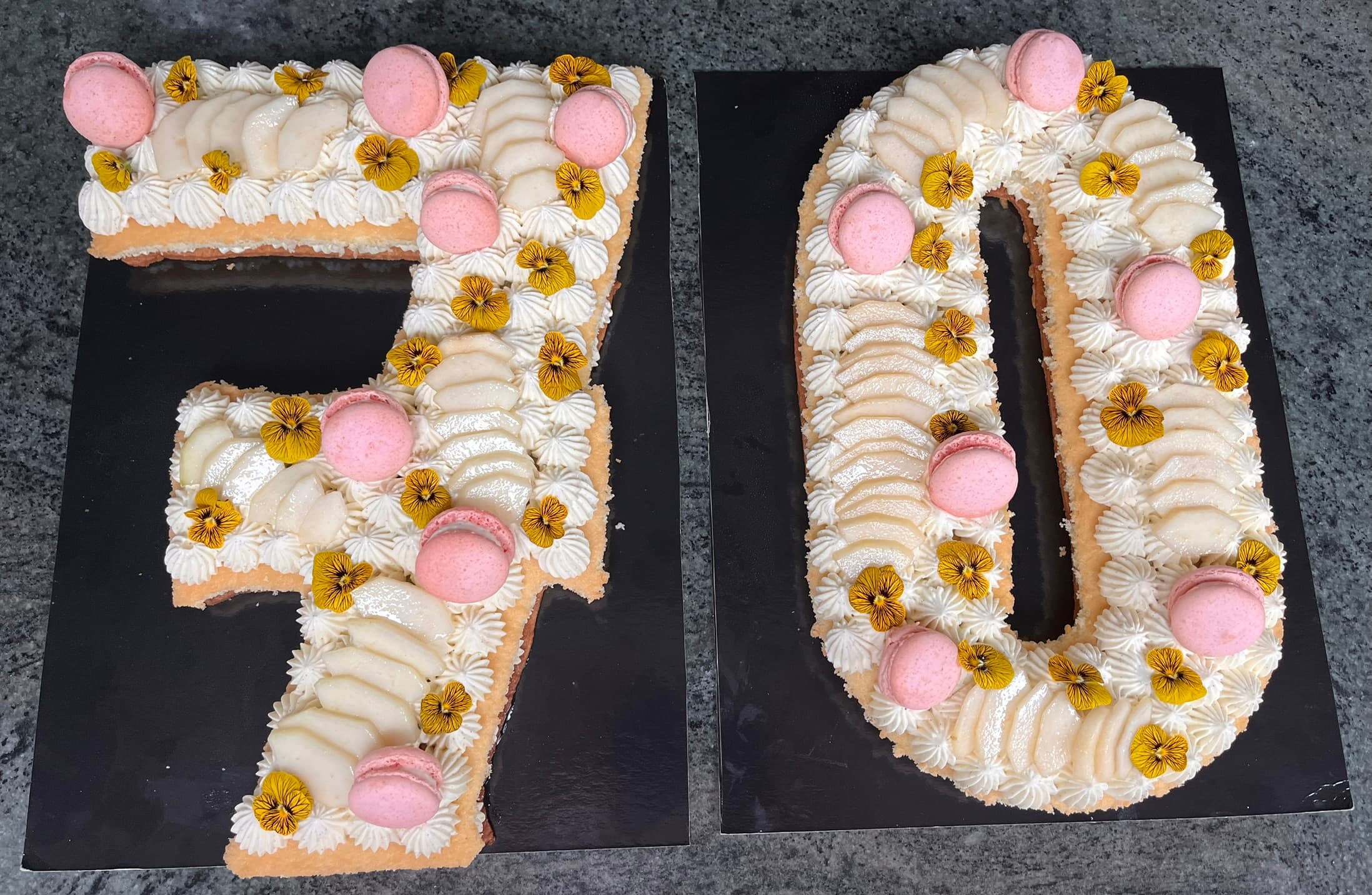 Number cake 70 ans aux poires, macarons roses et fleurs comestibles, anniversaire Montauban