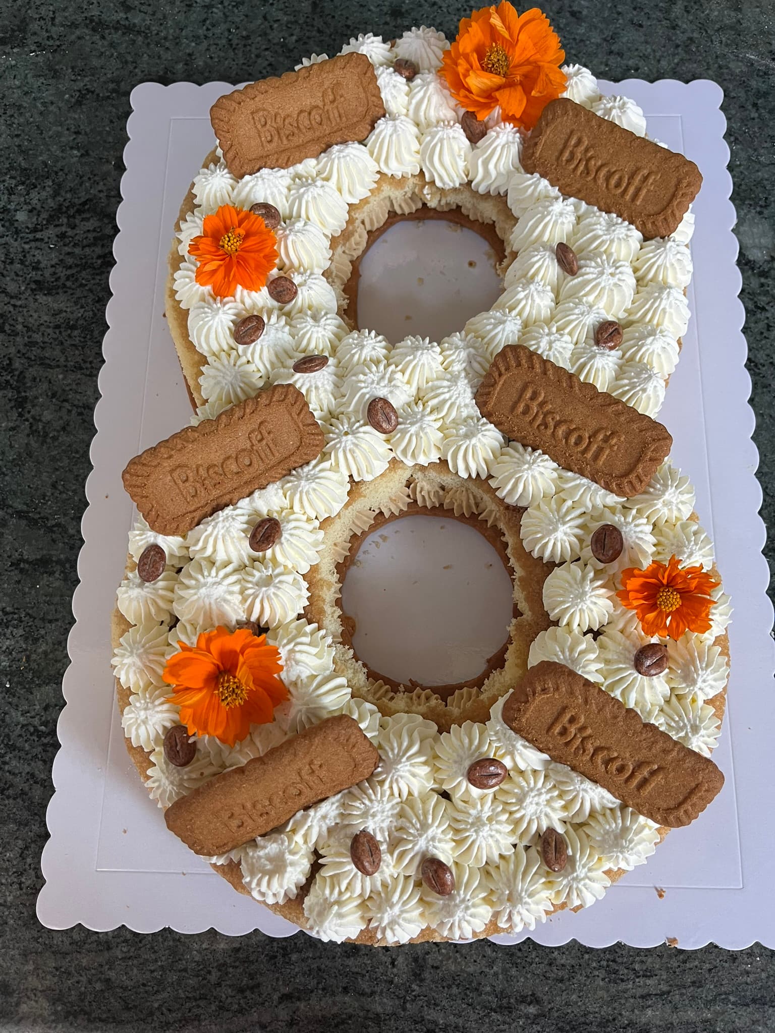 Number cake 8 ans crème spéculoos, biscuits Biscoff et fleurs comestibles, anniversaire Montauban