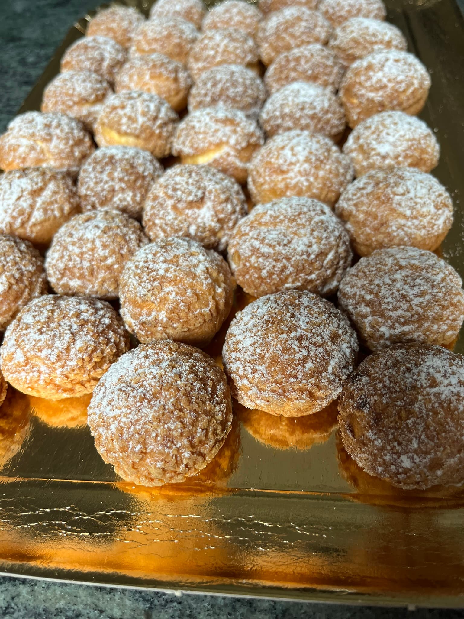 Choux craquelin sucre glace Plateau de choux craquelin garnis et saupoudrés de sucre glace pour buffet, Montauban