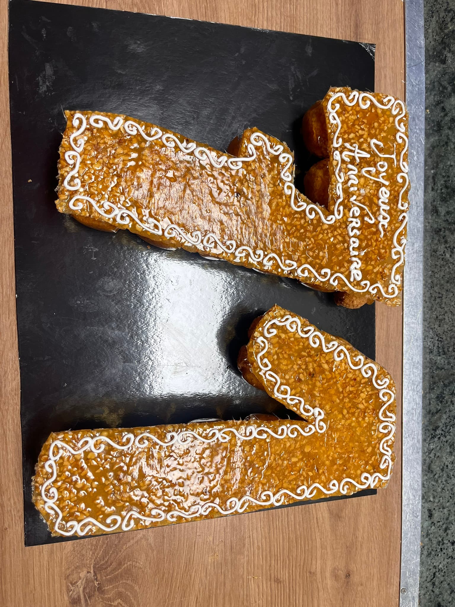 Gâteau anniversaire choux caramélisés Gâteau d'anniversaire en chiffres de choux caramélisés et nougatine, façon pièce montée, Montauban