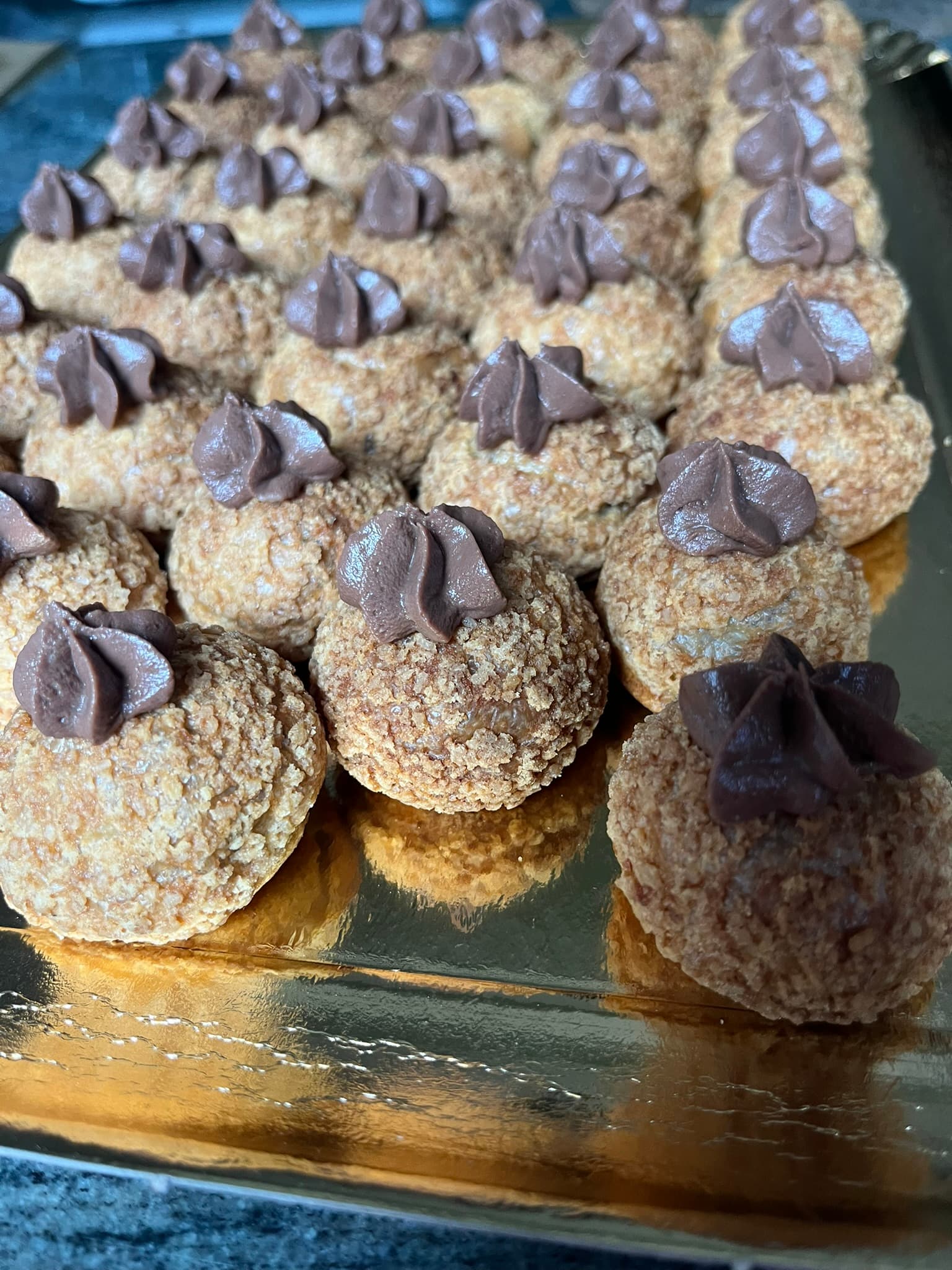 Mini choux craquelin chocolat Mini choux craquelin garnis de crème chocolat pour buffet de mignardises, Montauban