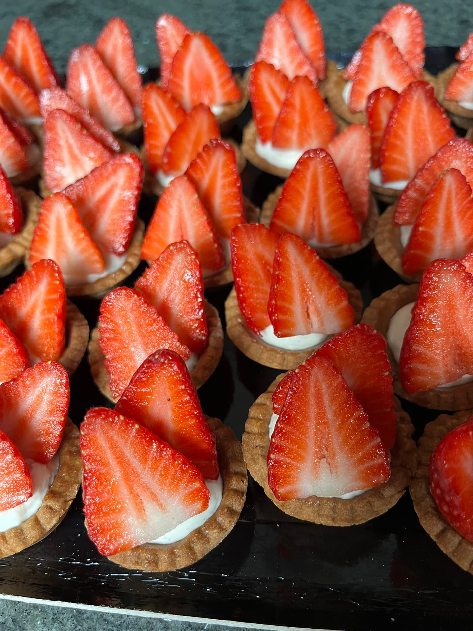 Mini tartelettes fraises Mini tartelettes aux fraises fraîches pour buffet de mariage ou d'événement, Montauban