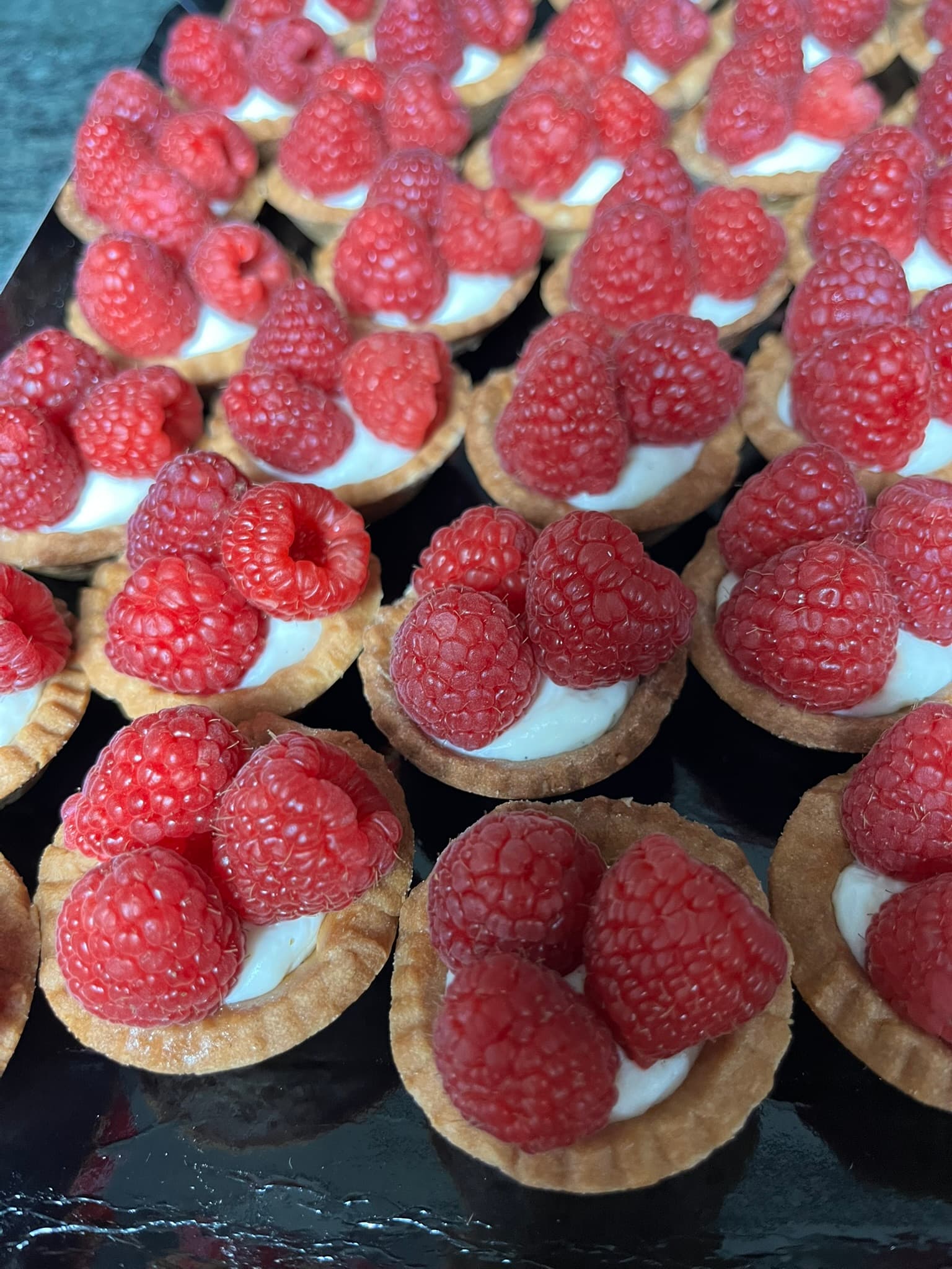 Mini tartelettes framboises Mini tartelettes aux framboises fraîches pour buffet de mariage ou d'événement, Montauban