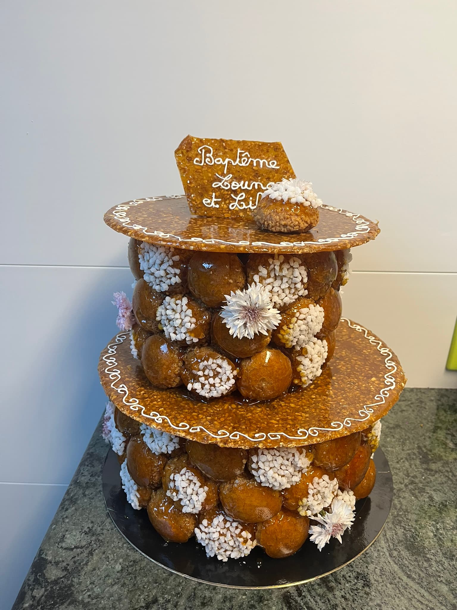 Pièce montée de baptême 2 étages Pièce montée de baptême à 2 étages de choux caramélisés et nougatine personnalisée, Montauban
