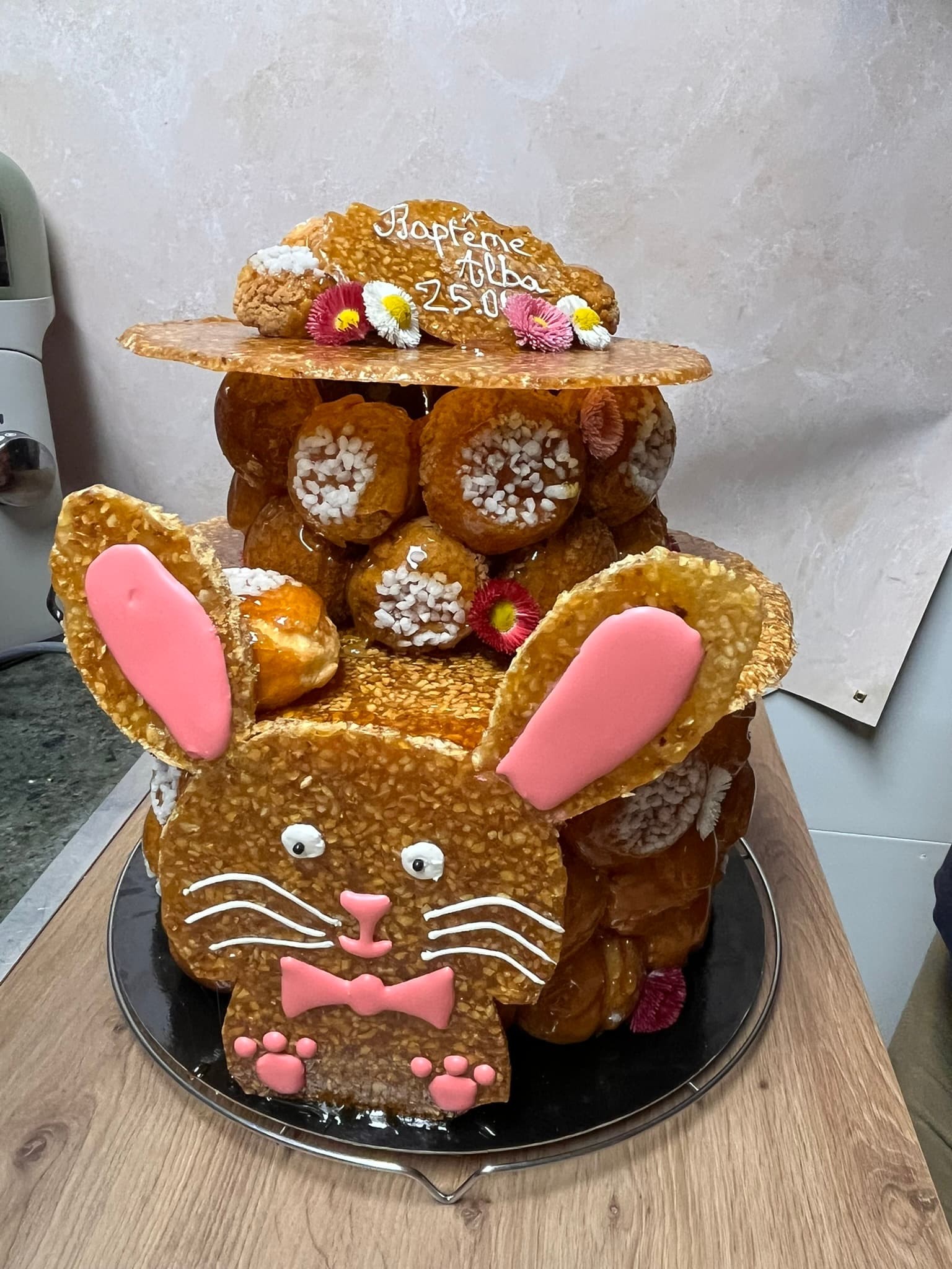 Pièce montée de baptême au lapin Pièce montée de baptême avec choux caramélisés, nougatine et lapin décoratif, Montauban