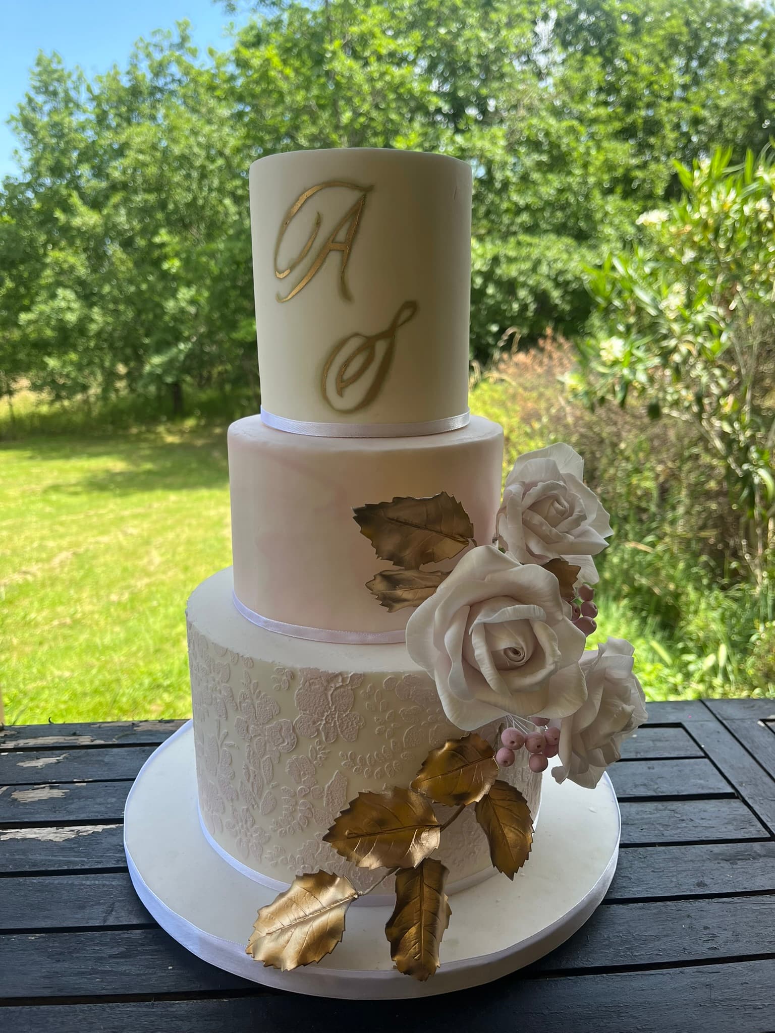 Wedding cake 3 étages avec monogramme doré et roses en sucre, création Odyssée Sucrée Montauban